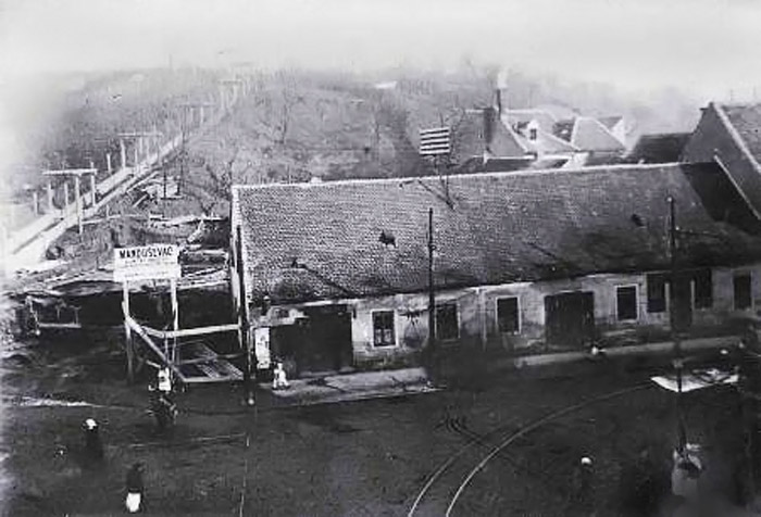 Schlosserove stube 1920. godine. Prizemna kuća u Vlaškoj 53. Lokacija buduće palače Slavenske banke